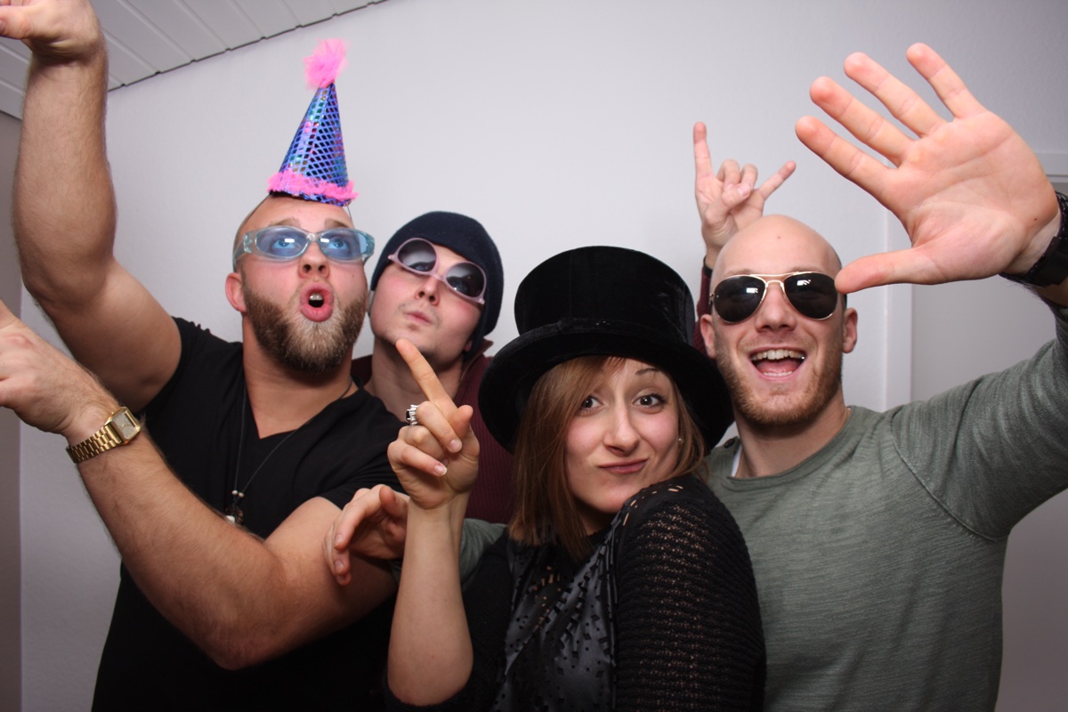 Fotobox-Spaß bei einer Jubiläumsfeier mit Verkleidungen