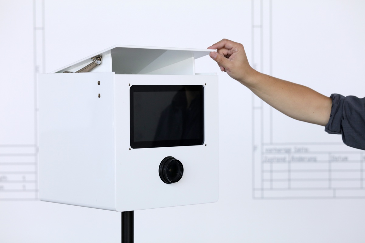 SmileCube Fotobox geöffnet - Touchscreen, Kamera und Studioblitz
